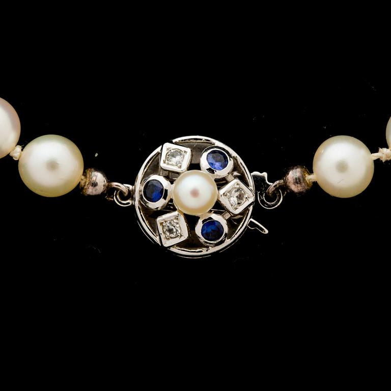 COLLIER, odlade pärlor, lås i 18 k vitguld med blåa samt vita stenar.