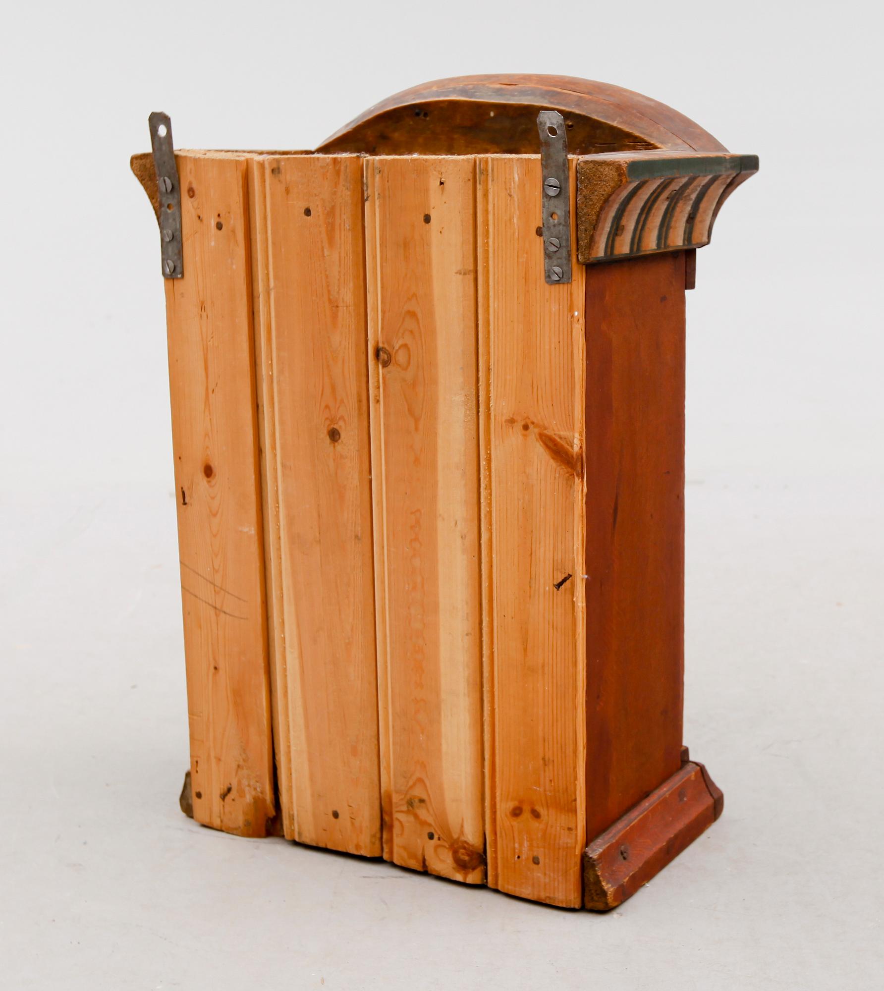 HÄNGSKÅP, allmoge, 1800-talets första hälft.