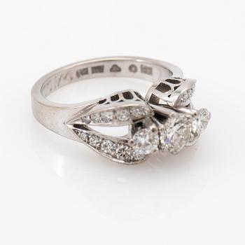 Ring, 18k white gold with brilliant-cut diamonds.