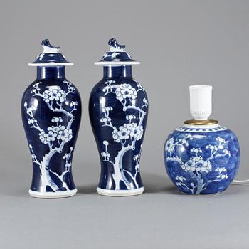 LOCKURNOR, ett par, samt LAMPA, porslin, Kina, 1900-tal samt modern tillverkning.