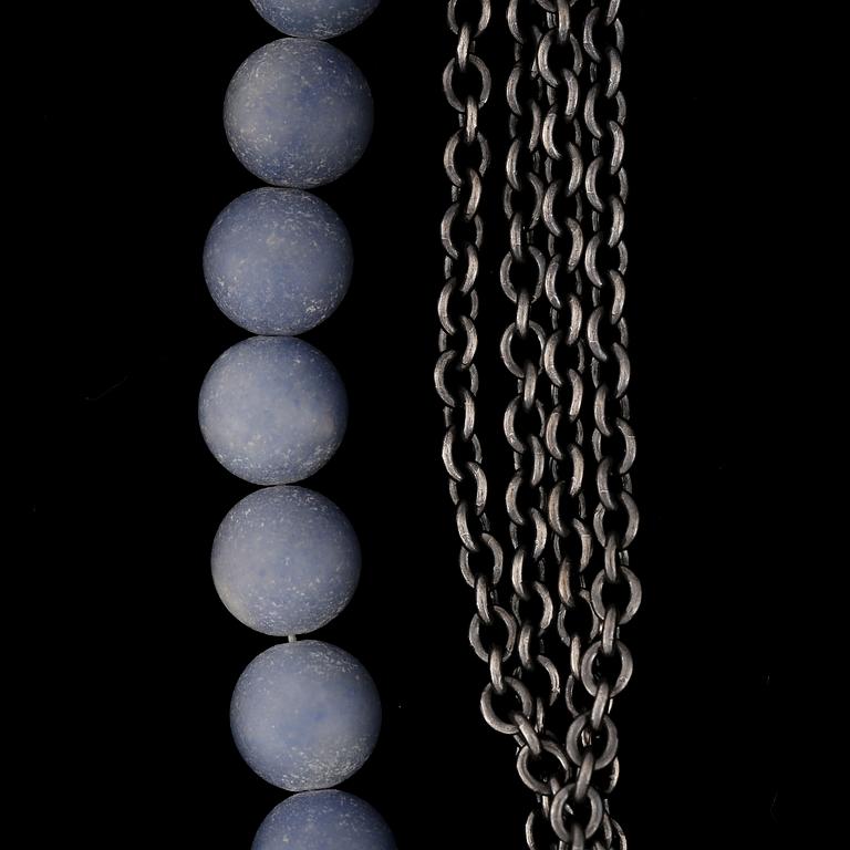 COLLIER, 2st, Ole Lynggaard, oxiderat sterling silver och blå pärlor.