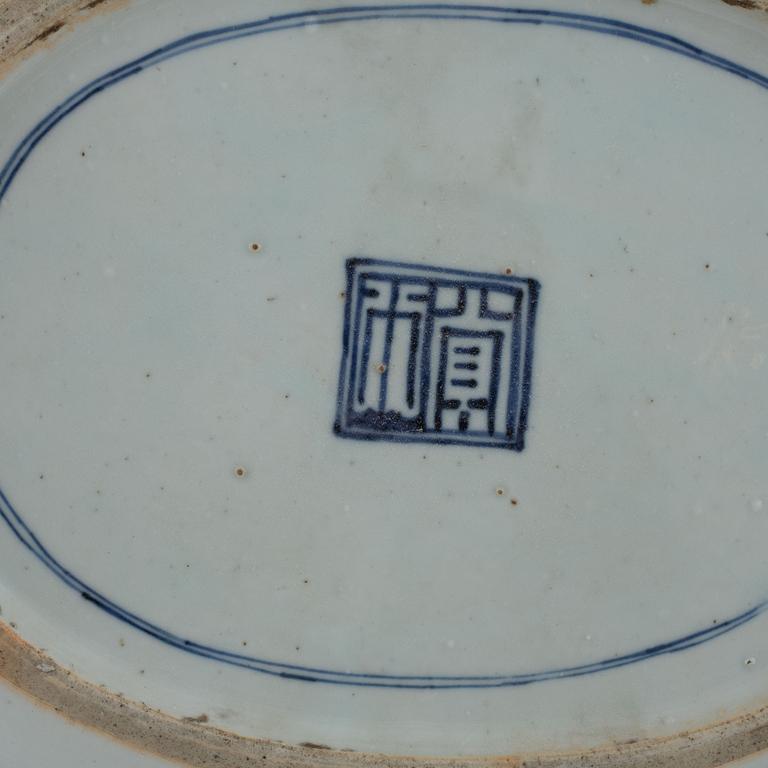 A blue and white porcelain serving dish, China, Qianlong (1736-95).