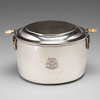 165. A Russian mid 19th century parcel-gilt silver saucepan and cover, mark of Henrik Hacklin, St Petersburg 1858.