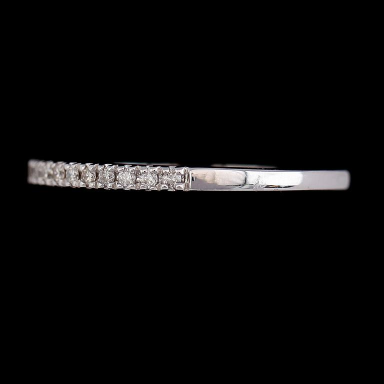 RING, 14K vitguld, briljantslipade diamanter tot ca 0.20 ct. Vikt ca 2 g.