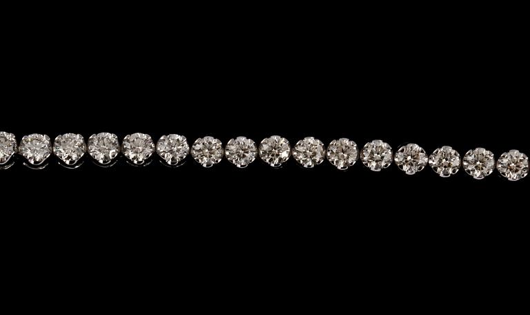 ARMBAND, 18k vitguld med 47 briljantslipade diamanter, totalt 5.02 ct. Vikt 11 g.