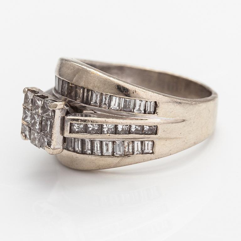 Ring, 14K vitguld, baguette- och princesslipade diamanter ca 1.90 ct tot.