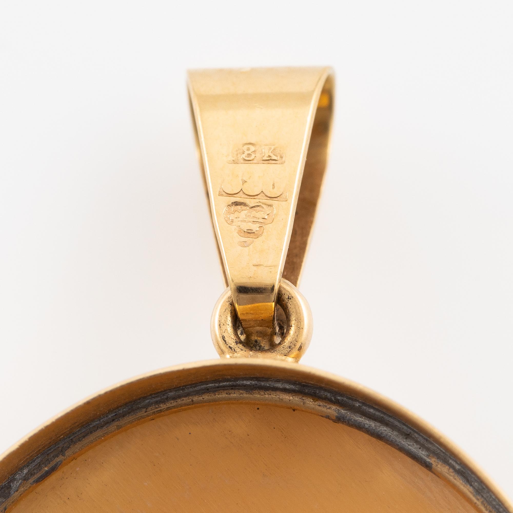 Pendant, 18K gold with shell cameo.