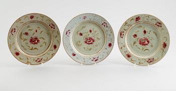 TALLRIKAR, 3 st, porslin, Kina, Qianlong 1736-1795.