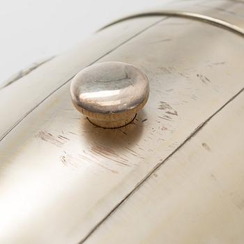 Tynnyri, hopeaa puujalustalla, Auran Kultaseppä, Turku 1969.