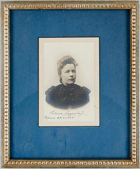FOTOGRAFI MED AUTOGRAF, Selma Lagerlöf, sign o dat Falun 9/4 1906.