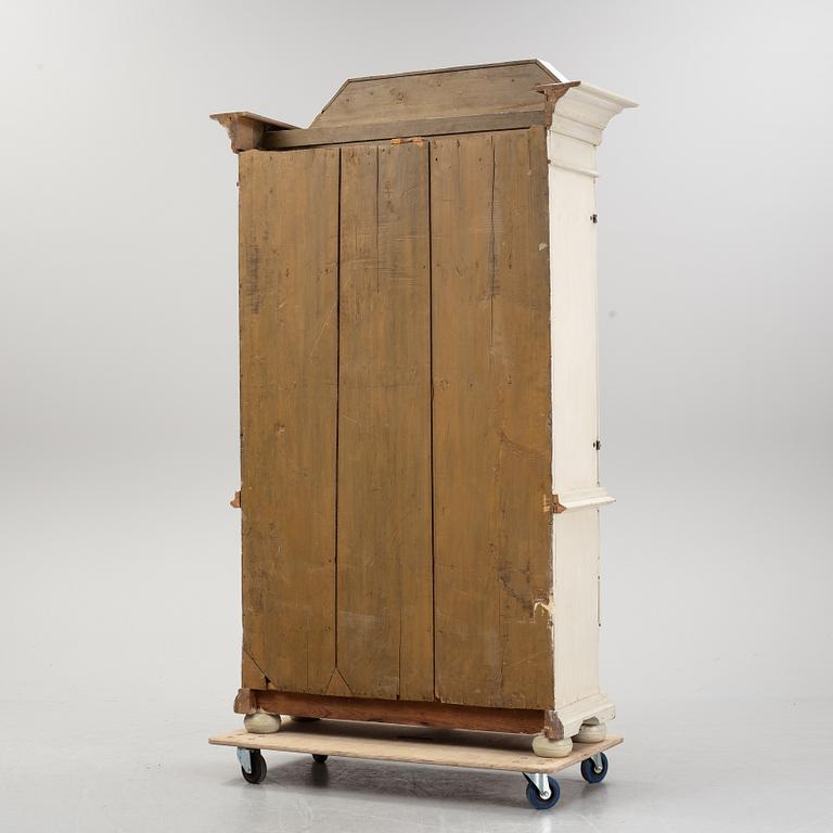 A late 18th or early 19th century cupboard.