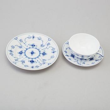 33 pieces of porcelain tableware from Royal Copenhagen, model "Musselmalet", 20th century.