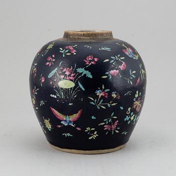 A Chinese famille rose jar, Qing dynasty, 19th Century.