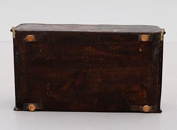 VÄGGVITRINSKÅP, omkring år 1900.