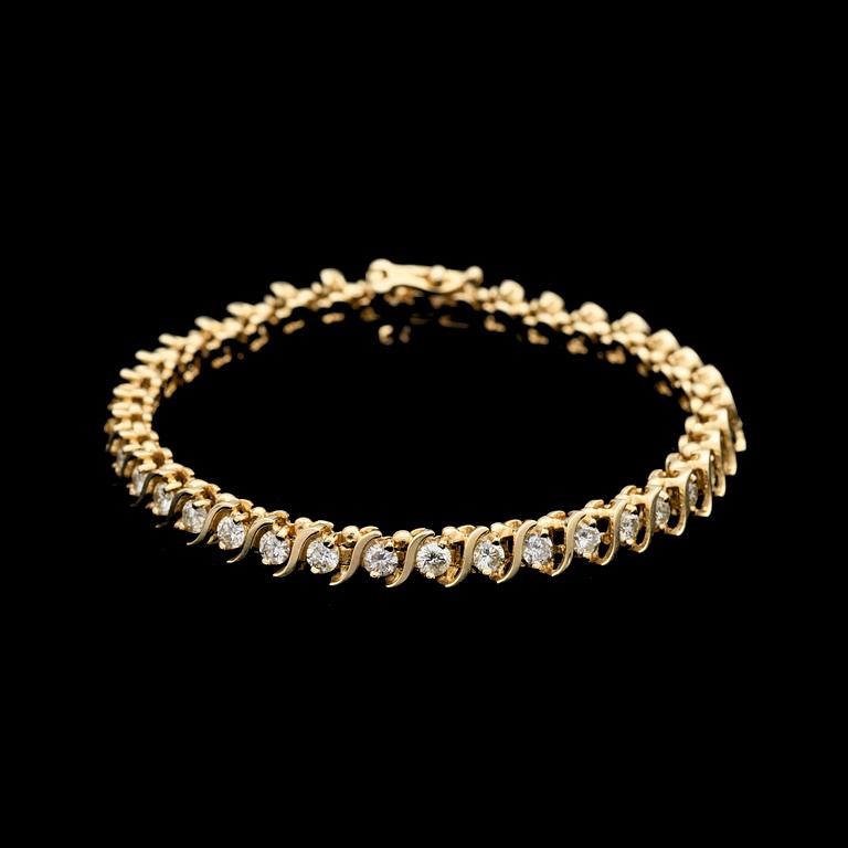 ARMBAND, 14k guld med 38 briljantslipade diamanter tot ca5,30ct. Vikt 16,1g.