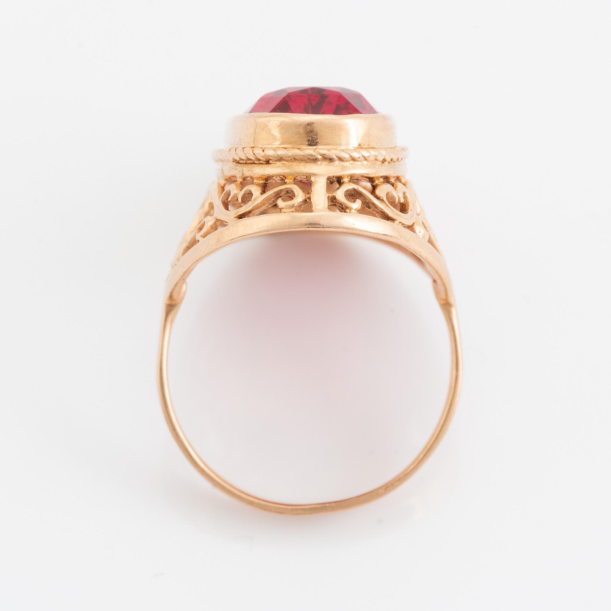 Ring, guld med syntetisk rubin.