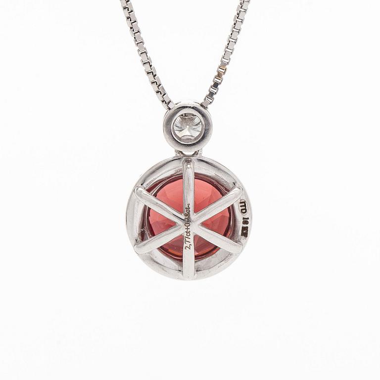 Kaulakoru, 18K valkokultaa, fasettihiottu granaatti ja timantteja.