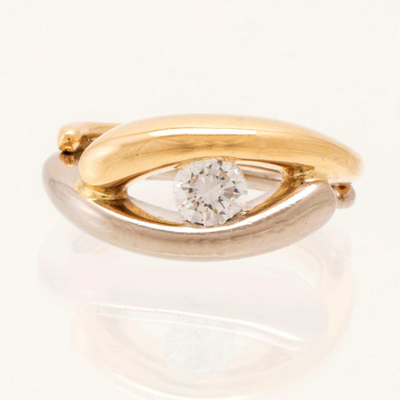 Ole Lynggaard, ring "Kjysen/Kyssen" 18K vitt och rött guld med en rund briljantslipad diamant.