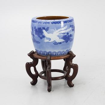 A blue and white Japanese 'Hibachi', flower pot, first half of the 20th Century.