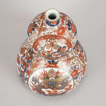 A double gourd imari vase, Japan, Meiji (1868-1912).