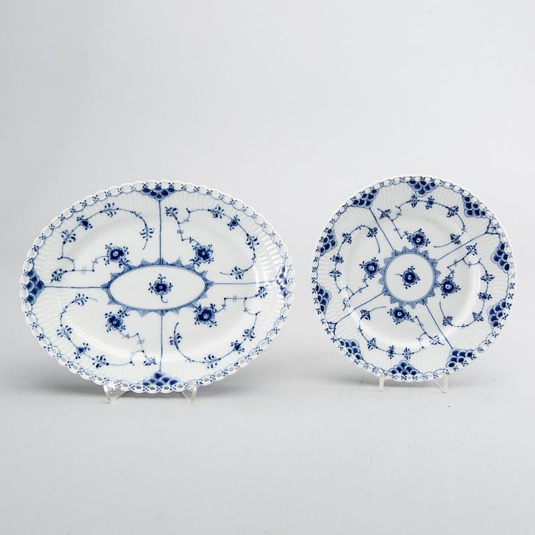 A set of 22 pcs of Musselmalet helbonde porcelain service.