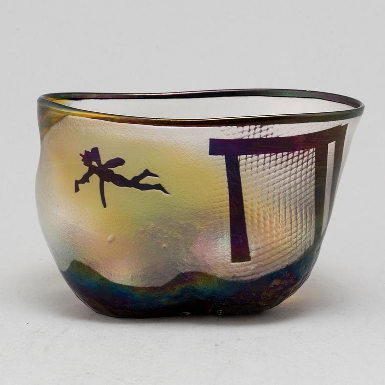 A glass bowl by Bertil Vallien, Kosta, unique, signed B Vallien Unik 5065.