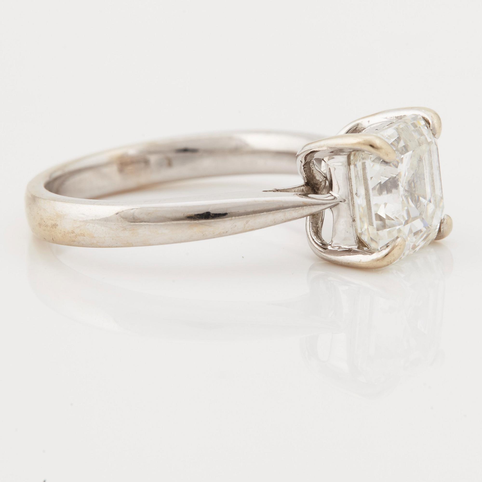 RING, med trappslipad (Assher-cut) diamant, 3.02 ct.