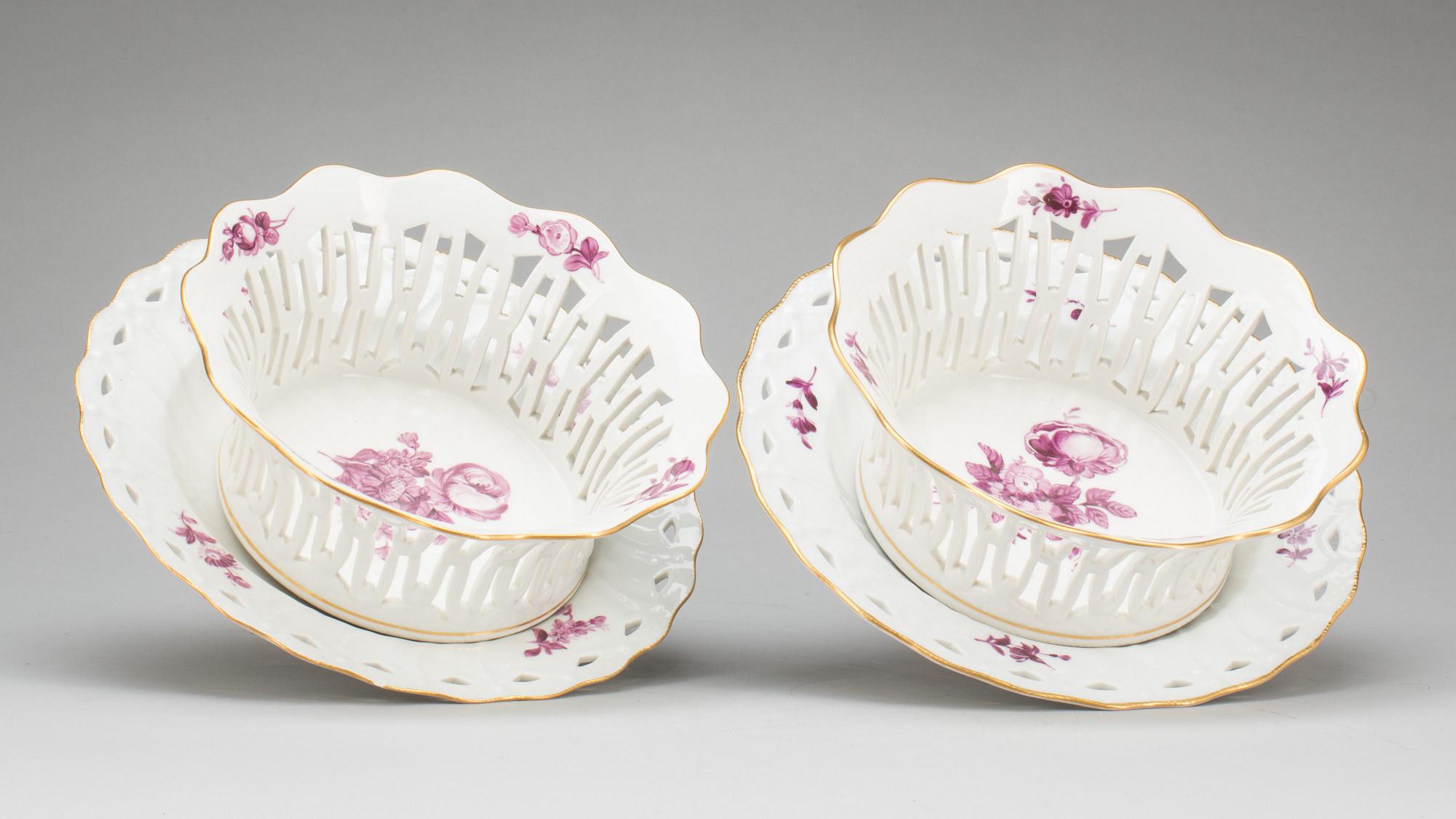 GALLERSKÅLAR PÅ FAT, ett par, porslin. Royal Copenhagen.