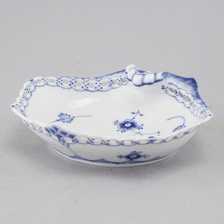 A porcelain tableware set of 69 pcs, "Musselmalet" by Royal Copenhagen, second half of the 20th century.