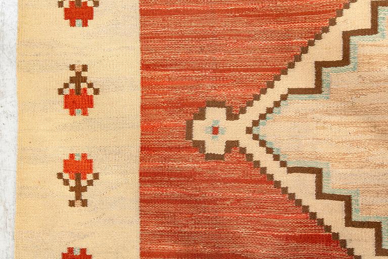 A Swedish 1940's Art Deco flat weave carpet ca 404 x 279 cm.