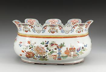 A large famille rose wine cooler/monthieth, Qing dynasty, Qianlong (1736-95).