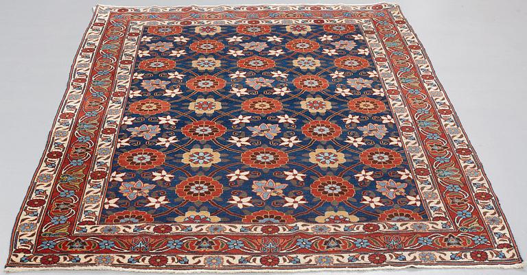 MATTO, a semi-antique Persian with a Veramin pattern, ca 199,5 x 150,5-153 cm.