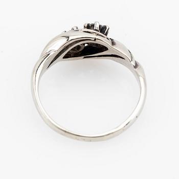 Ring, 18K white gold with two brilliant-cut diamonds.