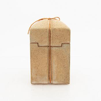 Johanna Djerf box "Ask för hemligheter", signed stoneware.