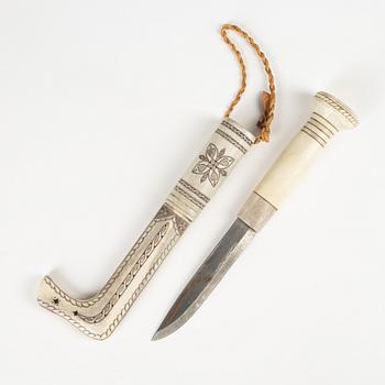 A reindeer horn knife by Sven-Erik Lampinen.