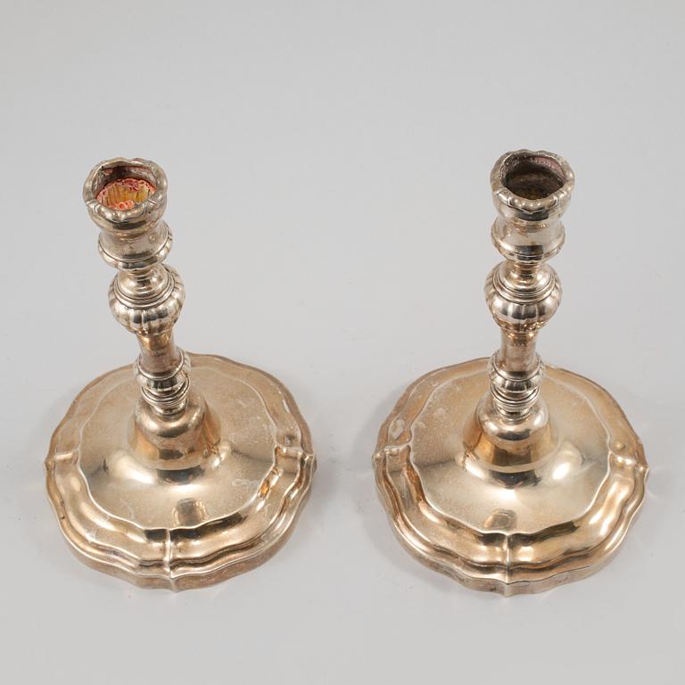 LJUSSTAKAR, ett par, Louis XV-stil, nysilver, omkring sekelskiftet 1900.