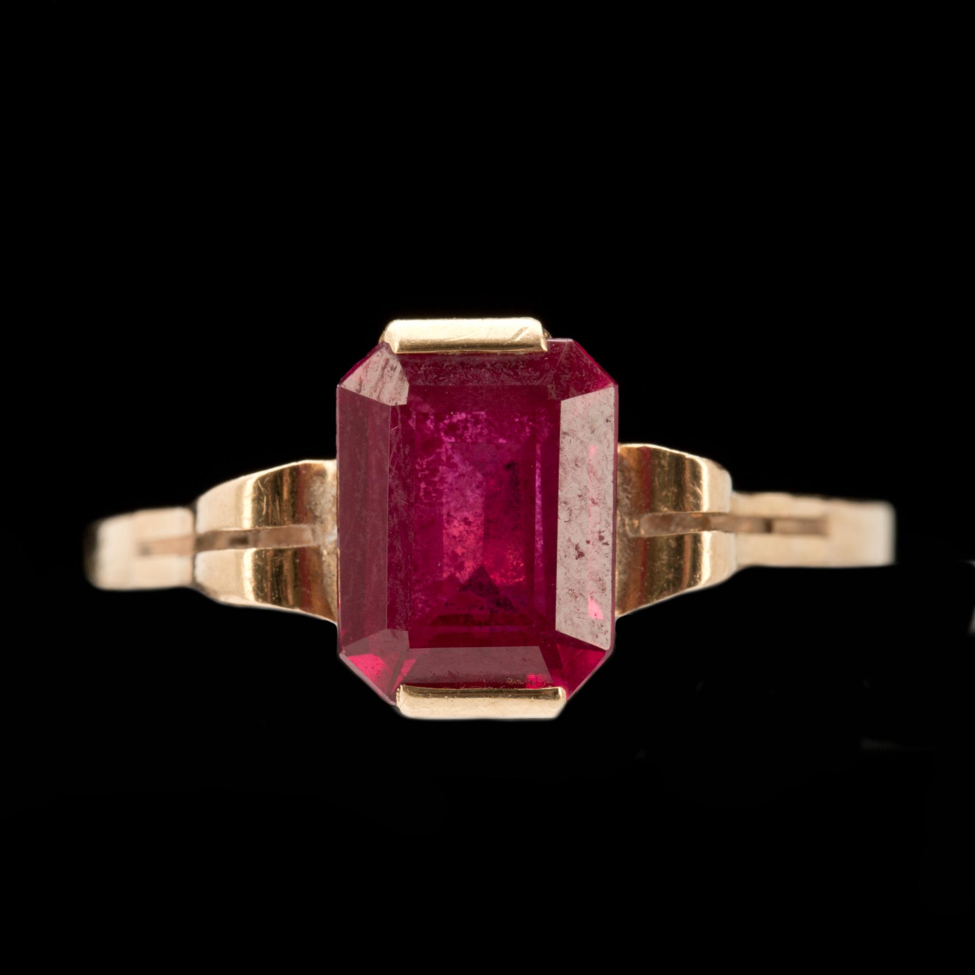 RING, 18k guld med rubin. Guldvaruhuset Aktiebolag, Stockholm, 1947. Vikt ca 2g.