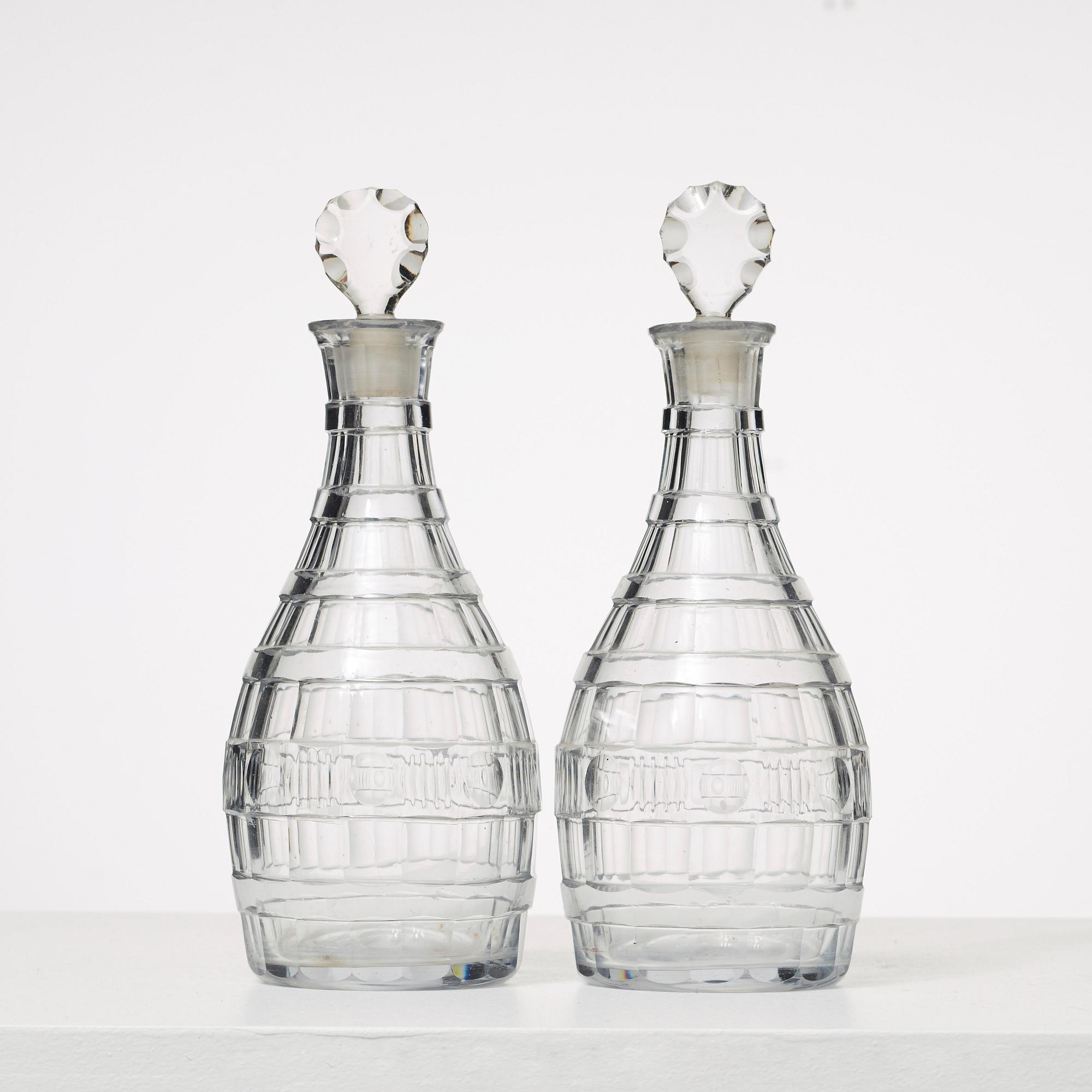 KARAFFER, ett par, glas, 1800-tal.