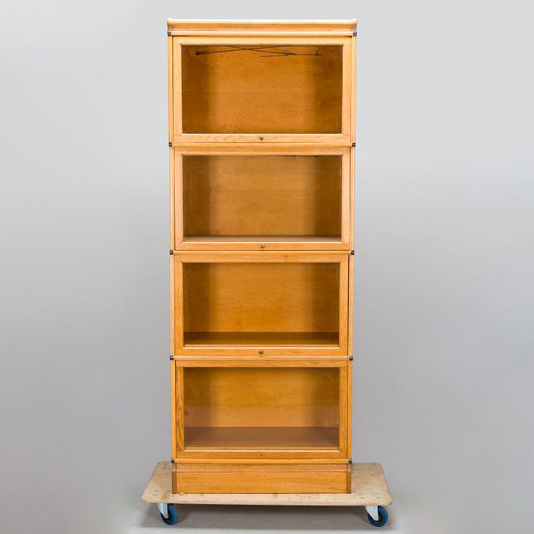 Kirjahylly / Kirjakaappi, Billnäs, 1900-luvun alkupuoli.