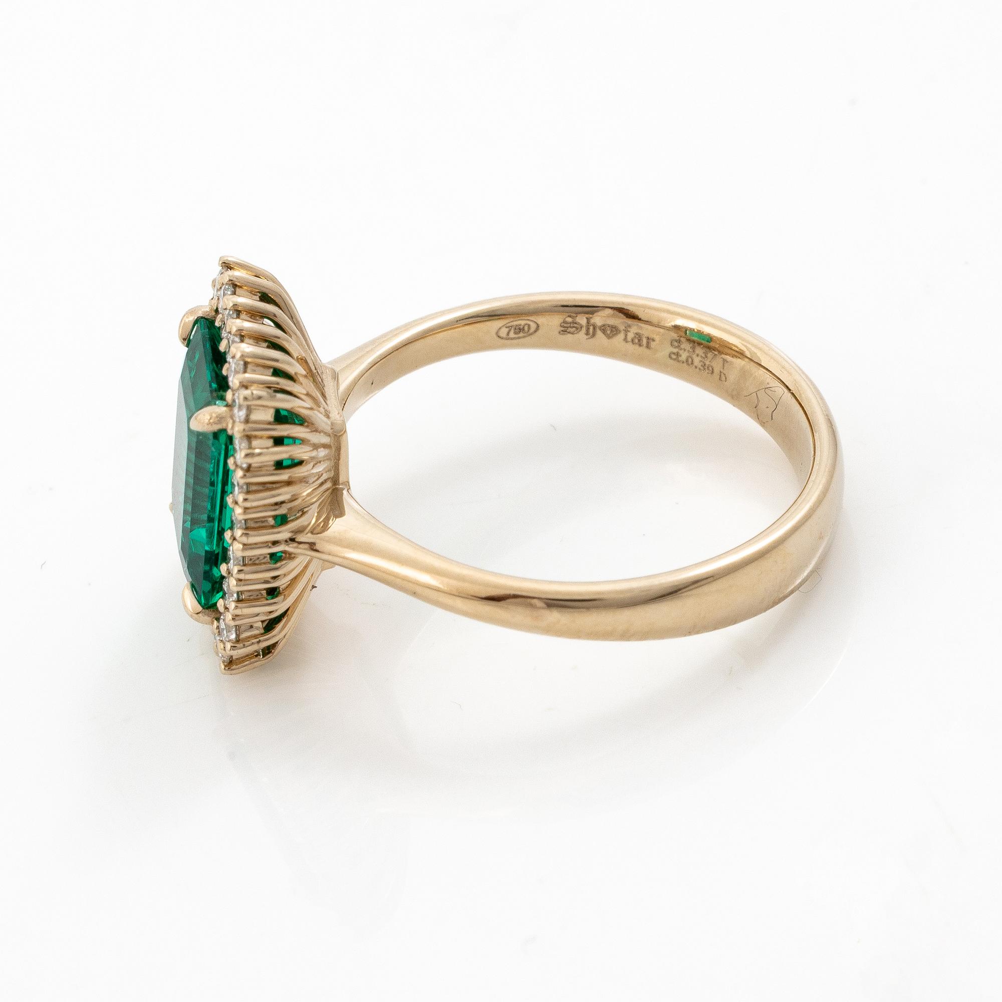 Ring 18K white gold with synthetic emerald and brilliant-cut diamonds.