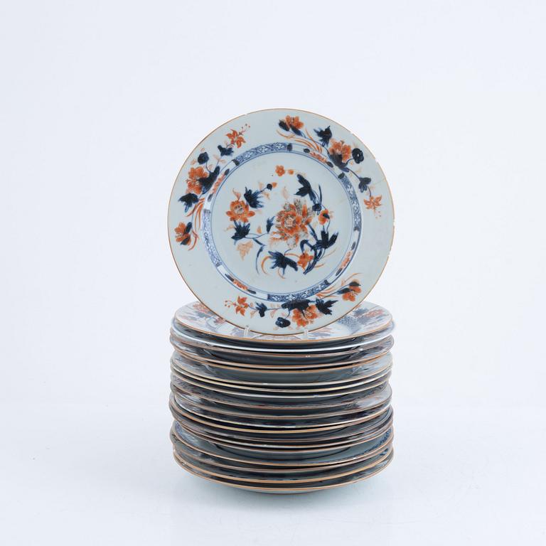 Twenty similar Imari porcelain plates, China, Qing dynasty, 18th century.