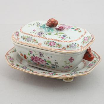 Smörterrin med lock och fat, kompaniporslin. Qingdynastin, Qianlong (1736-95).
