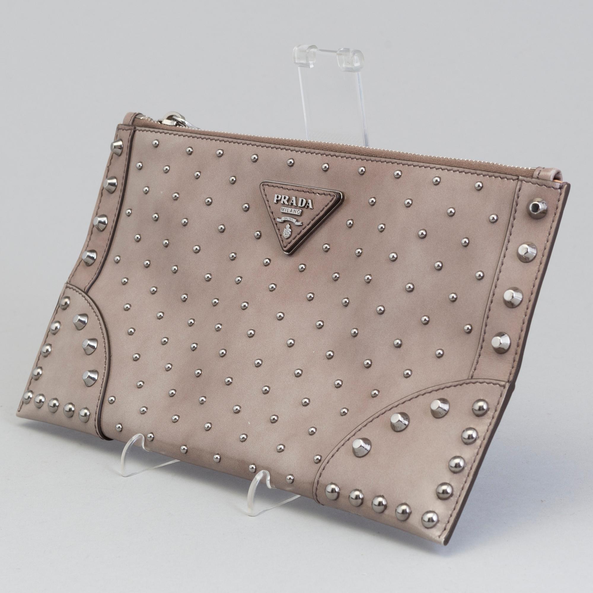 A CLUTCH, PRADA.