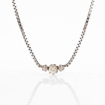 Collier, 18K vitguld med tre briljantslipade diamanter.