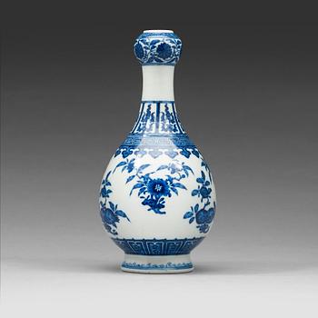 720. A blue and white 'garlic-head' vase, Qing dynasty, with Qianlongs mark.