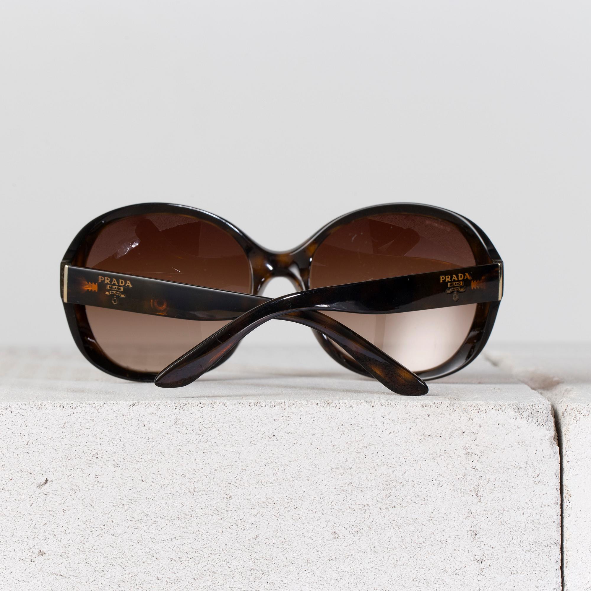 SOLGLASÖGON, Prada.