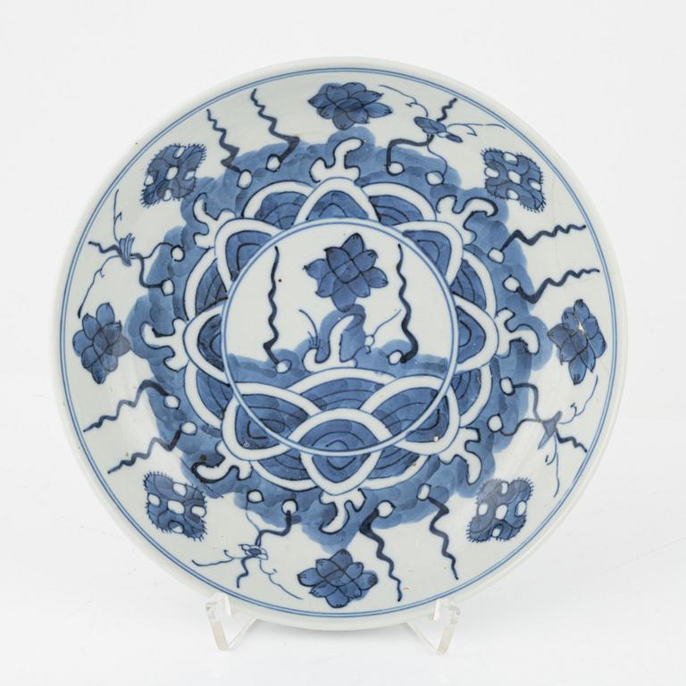 13 blue and white porcelain dishes, China, late Qingdynasty.