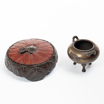 A Japanese lacquer box with cover and a bronze censer, Meiji period (1868-1912) respektive 1900-tal.