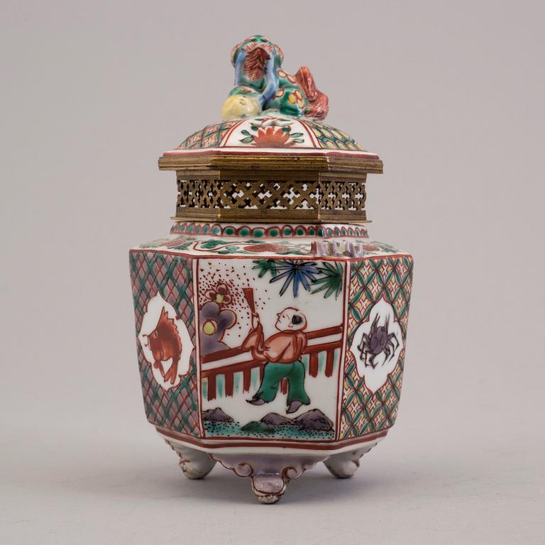 Two Japanese vases, bronze and porcelain, 20th century.