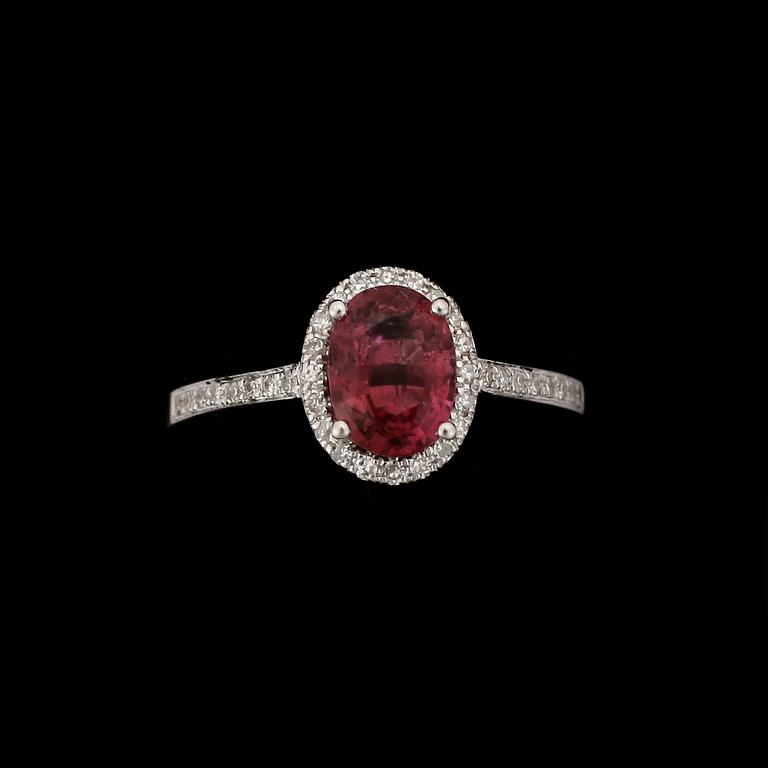 RING, 14k vitguld med oval rosa turmalin ca1,50ct och diamanter tot ca0,29ct.